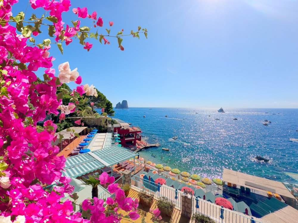 Bugten og stranden ved Marina Piccola på Capri