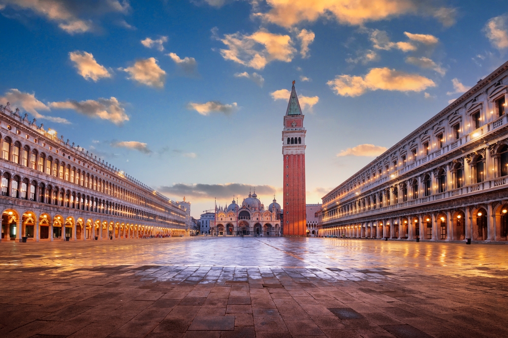 Markuspladsen i Venedig med Markuskirken og klokketårnet i tusmørke