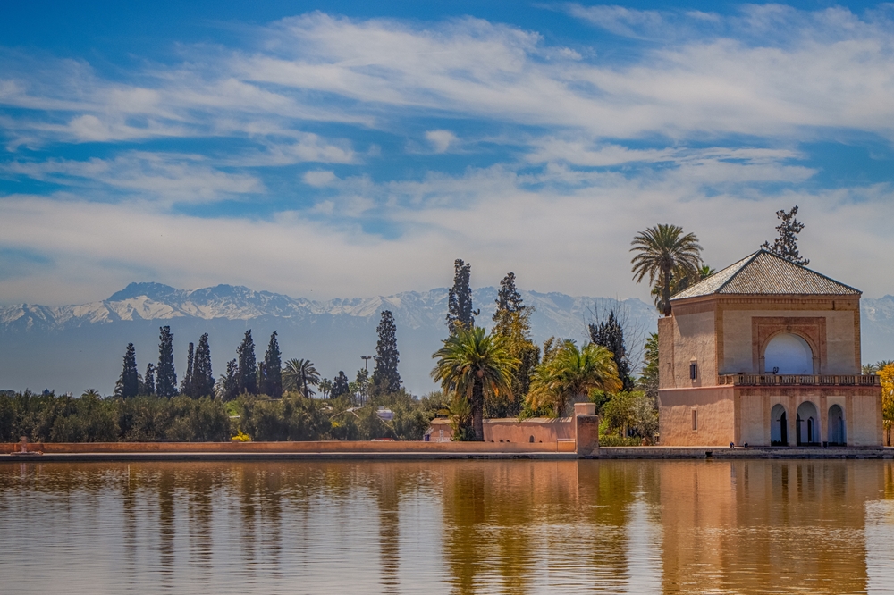 Menara-haverne i Marrakech med pavillon og Atlasbjergene i baggrunden