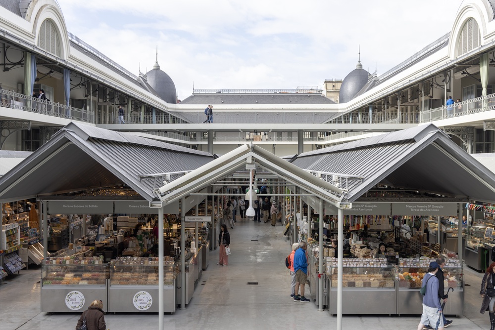 Interiøret i det renoverede marked Mercado do Bolhão i Porto
