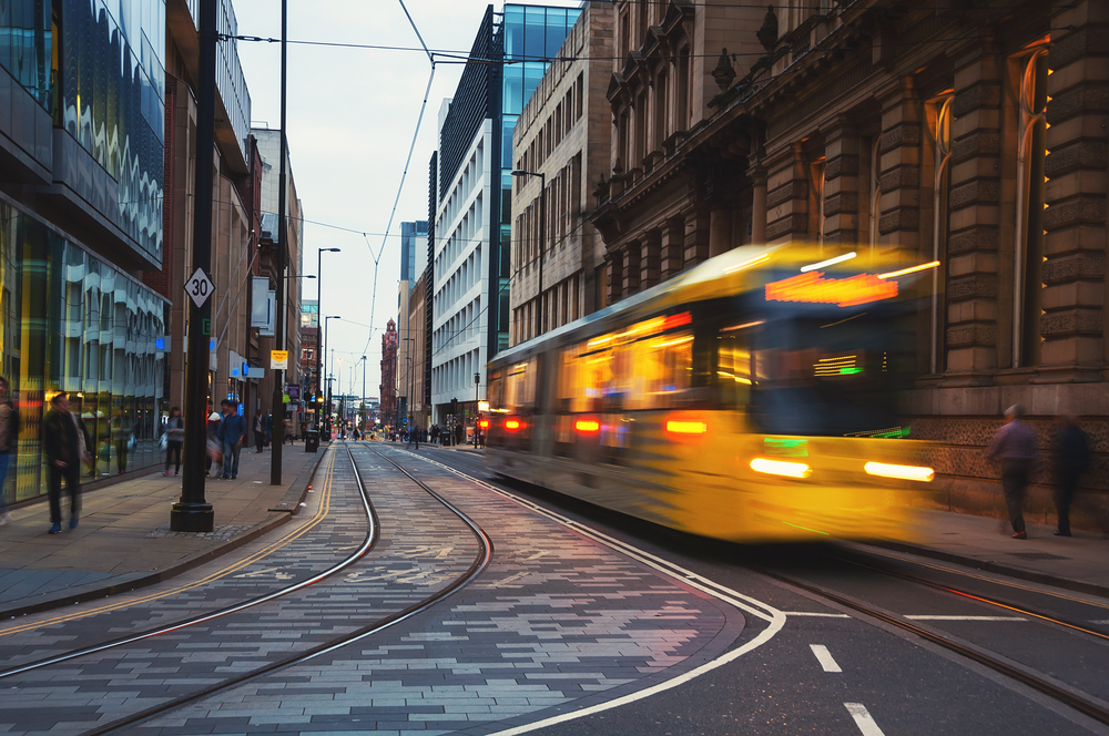 Metrolink-sporvogn i Manchesters centrum om aftenen