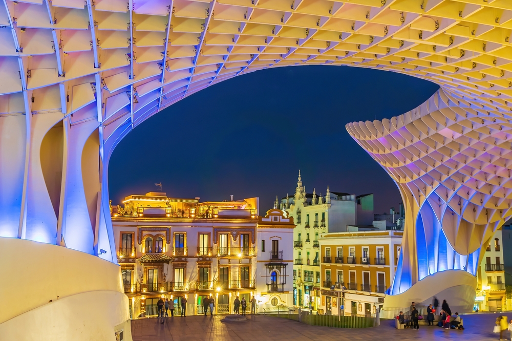 Trækonstruktionen Metropol Parasol med Sevillas skyline