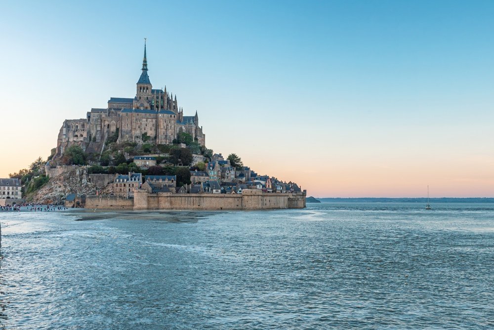Mont-Saint-Michel omringet af vand ved højvande i solnedgang