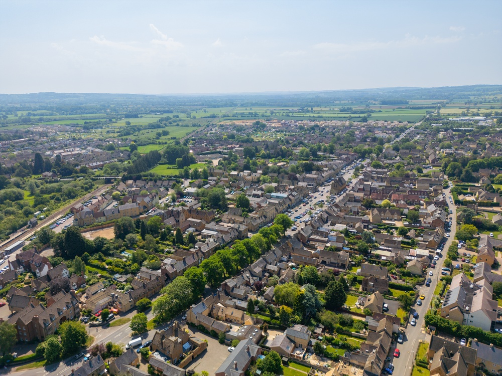 Moreton-in-Marsh i Cotswolds set fra luften