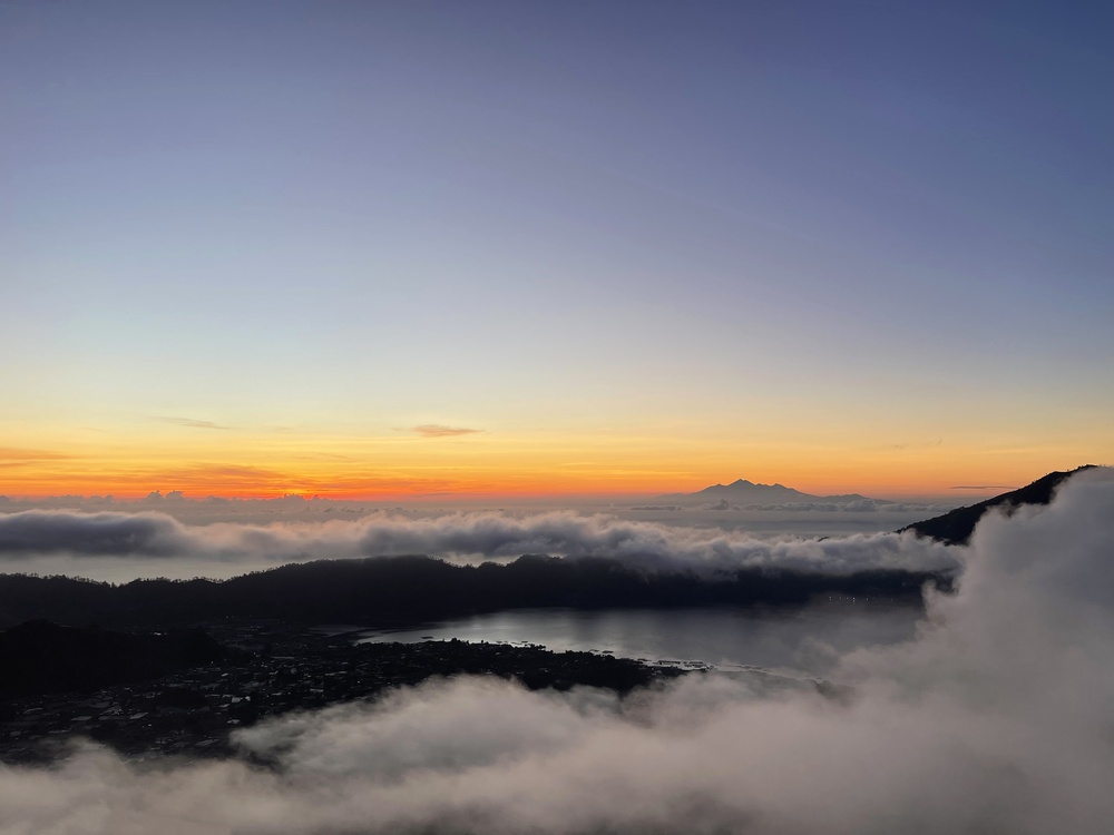 Solopgang set fra Mount Batur med Batur-søen og Mount Agung