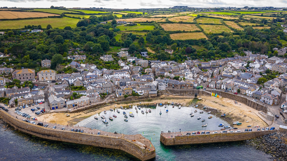 Havnen i Mousehole set fra luften i Cornwall