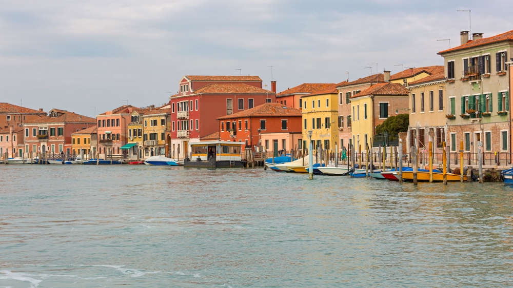Farverige huse langs en kanal på Murano ved Venedig