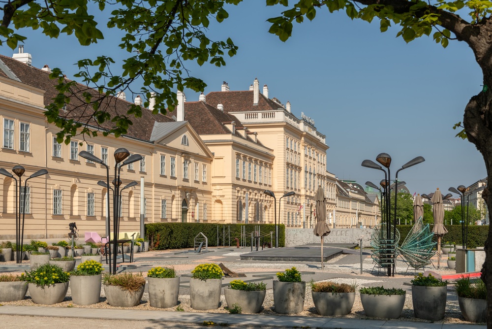 Gården i MuseumsQuartier i Wien med siddemøbler