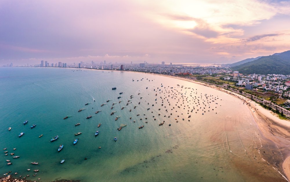 Fiskerbåde på My Khe Beach i Da Nang ved solopgang