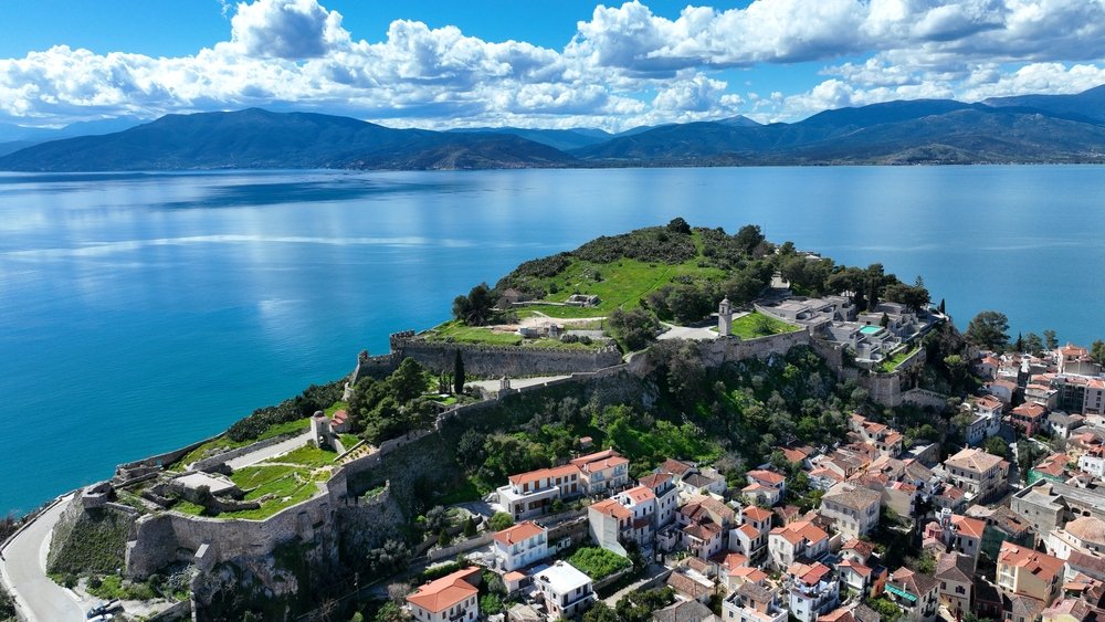 Old Town i Nafplio og fæstningen Akronafplia set fra luften