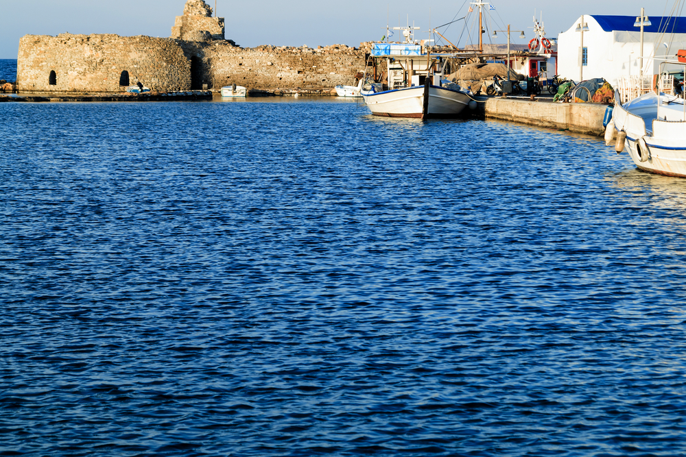 Fiskerihavnen i Naoussa med den venetianske fæstning på Paros