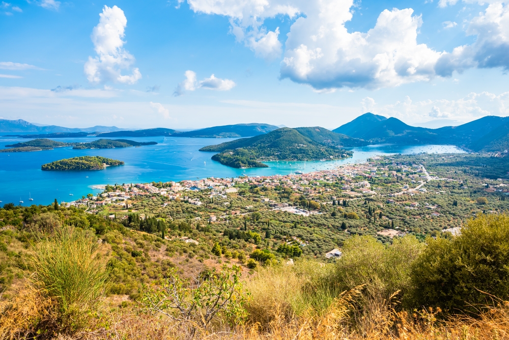 Udsigt over Nidri-bugten med hav og bjerge på Lefkada