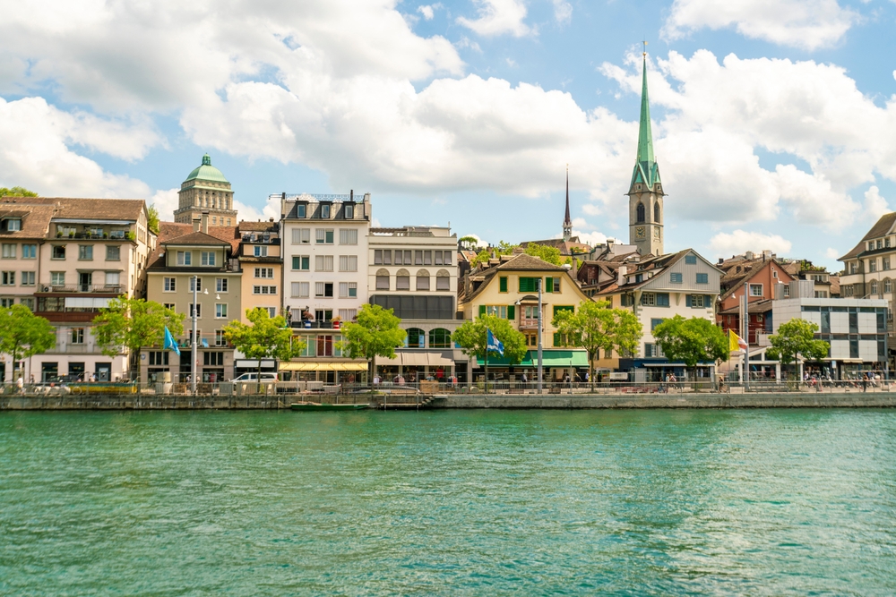 Niederdorf set fra floden Limmat i Zürich
