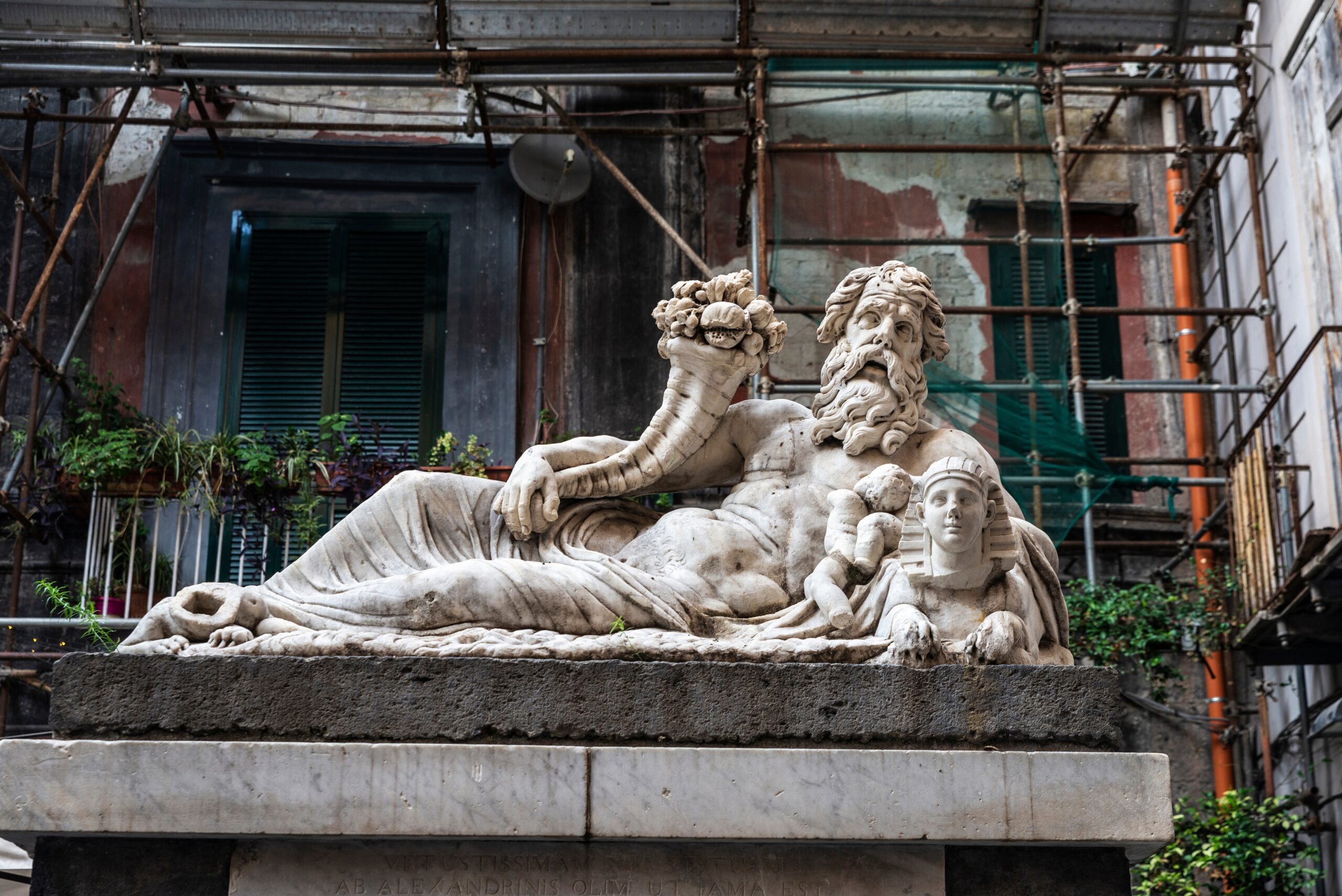 Statuen af flodguden Nilen ved Spaccanapoli i Napoli