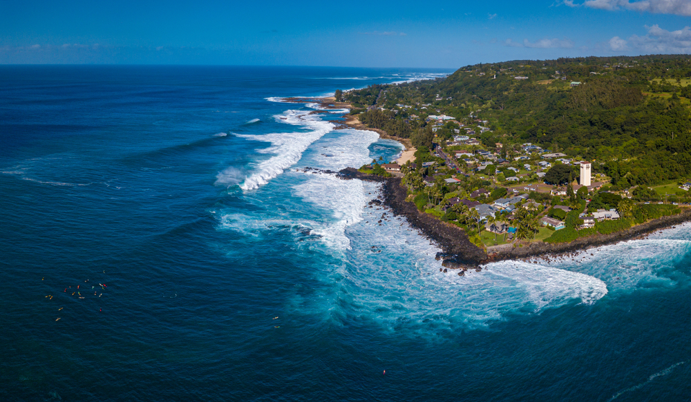Luftfoto af North Shore på Oahu med surfere ved Waimea Bay