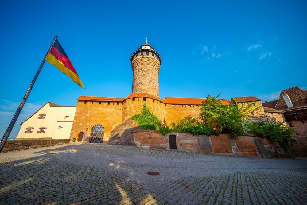 Kejserborgen Kaiserburg med tårnet Sinwellturm over Sebald i Nürnberg