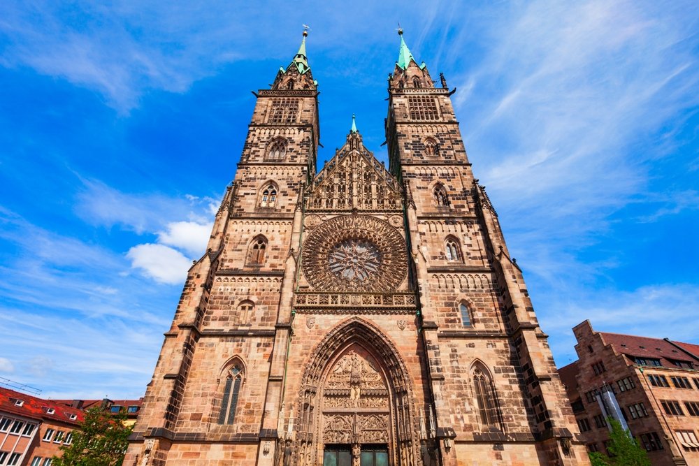 Den gotiske Lorenzkirche med to tårne i Lorenz i Nürnbergs Old Town