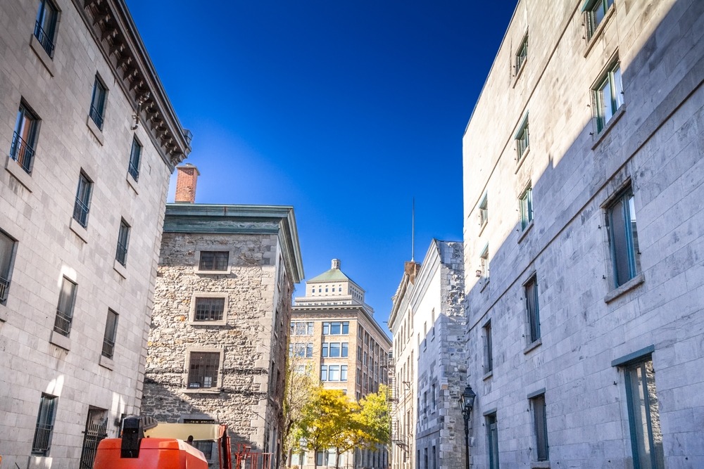 Stenhuse og brostensbelagt gade i Old Montreal