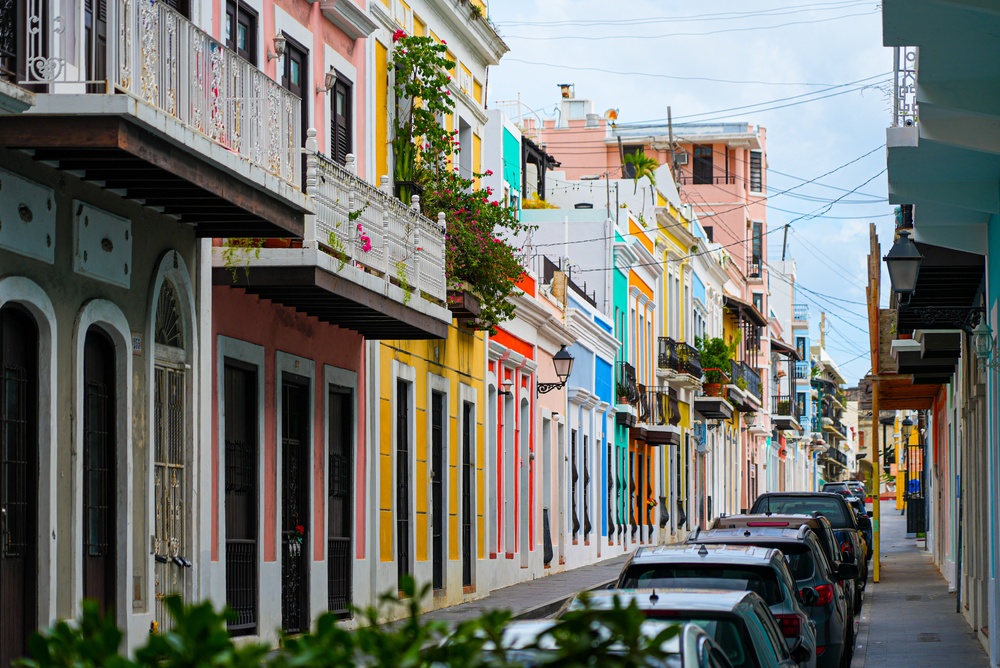 Farvestrålende kolonihuse i Old San Juan på Puerto Rico