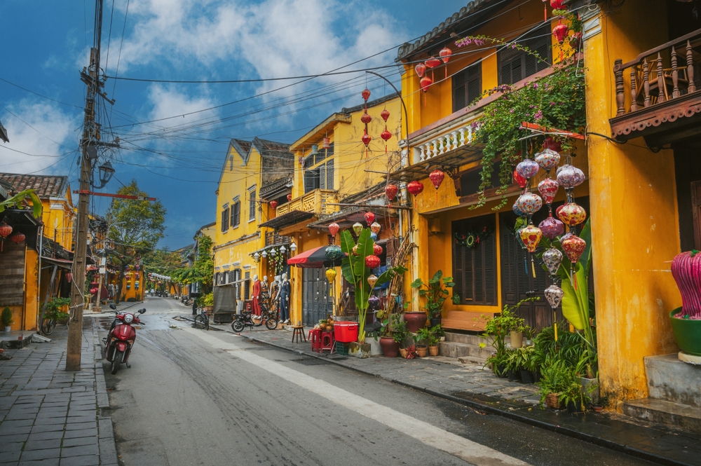 Gule huse og papirlanterner i en gade i Old Town i Hoi An