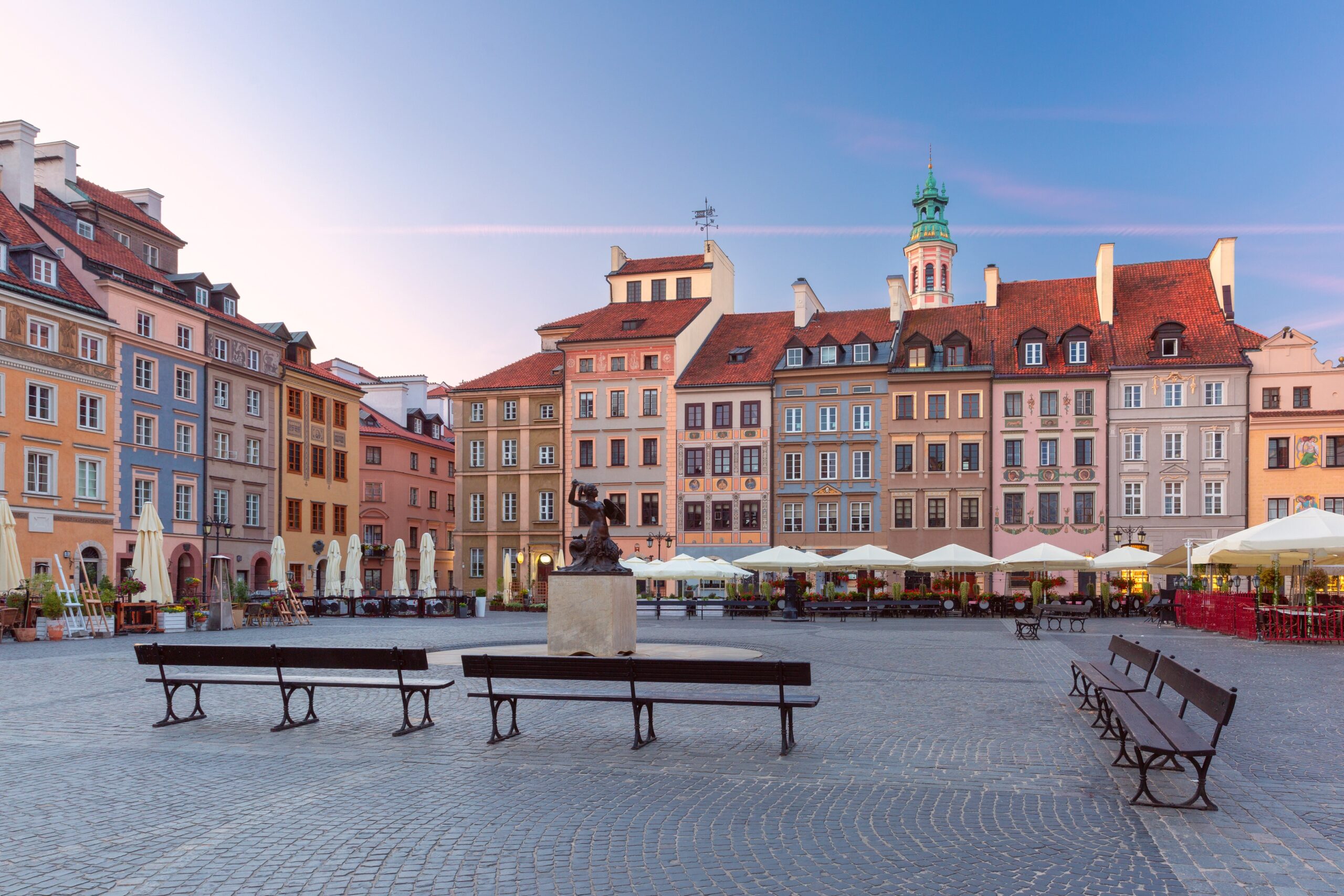 Torvet i Old Town i Warszawa med farverige huse tidligt om morgenen