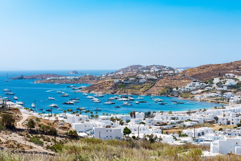 Solsenge og parasoller på stranden i Ornos på Mykonos
