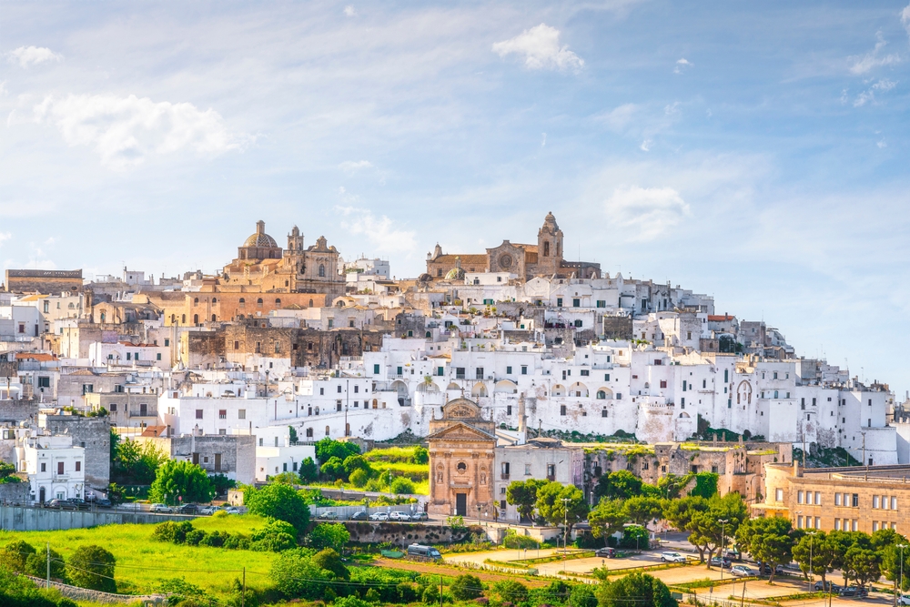 Udsigt over den hvide by Ostuni i Apulien