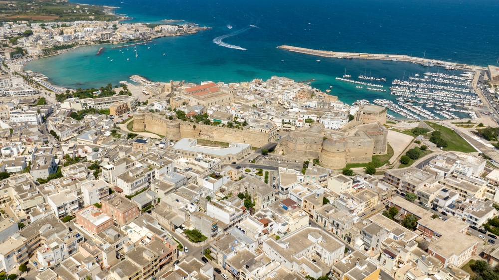 Luftfoto af borgen, katedralen og havnen i Otranto