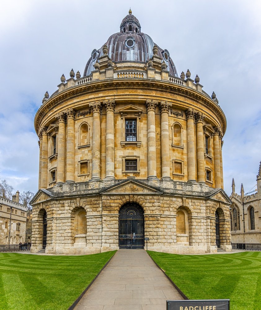 Den runde biblioteksbygning Radcliffe Camera midt i universitetskvarteret i Oxford