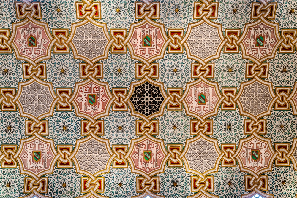 Den udsmykkede arabiske sal Salão Árabe inde i Palácio da Bolsa i Porto