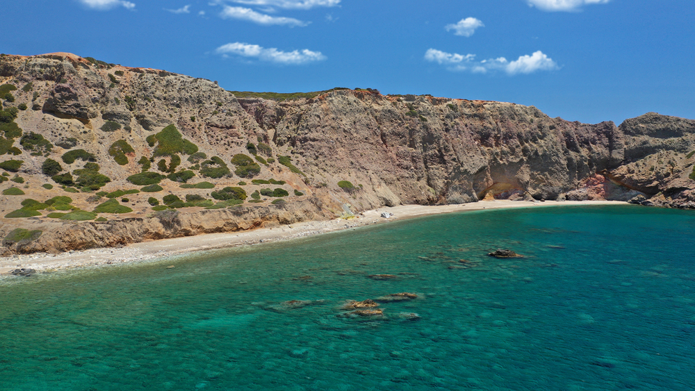 De farvede vulkanklipper ved stranden i Paleochori