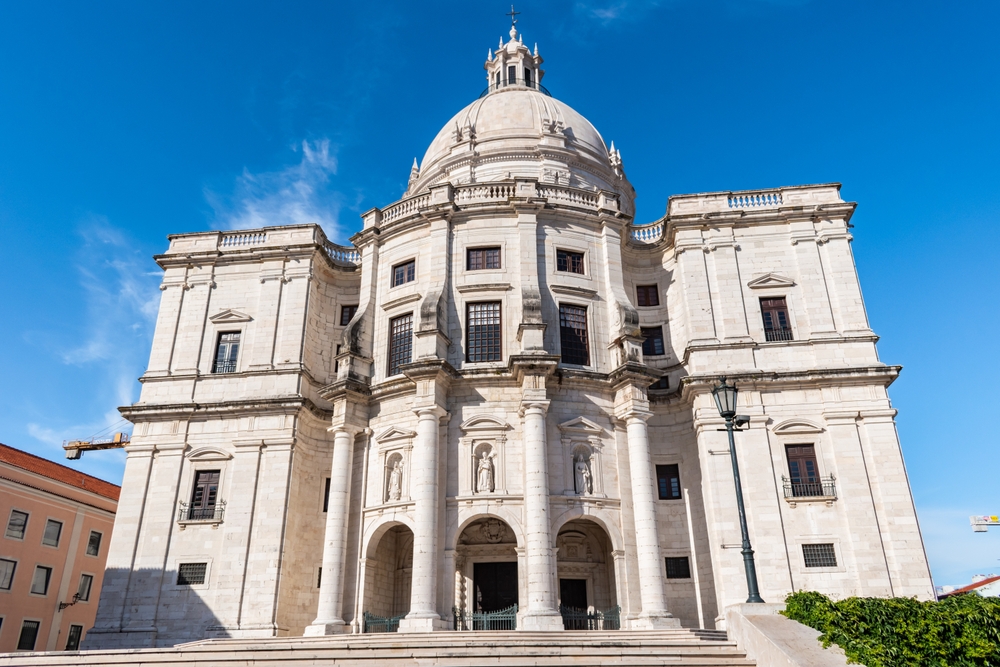 Facaden på kirken Santa Engrácia, der huser Panteão Nacional i Lissabon