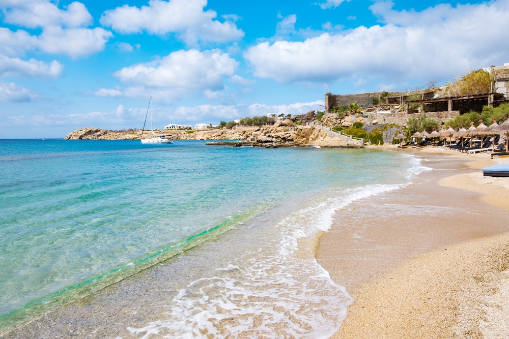 Solsenge og parasoller på Paradise Beach på Mykonos