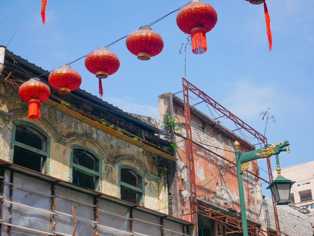 Røde lanterner over Petaling Street i Chinatown i Kuala Lumpur