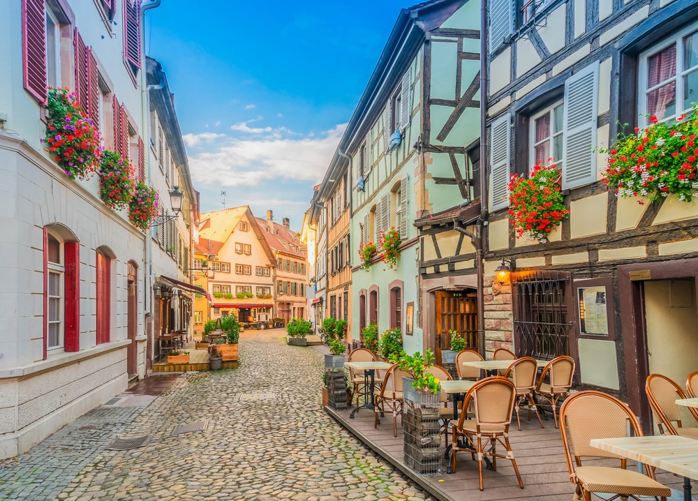 Gade med bindingsværkshuse i middelalderkvarteret Petite France i Strasbourg
