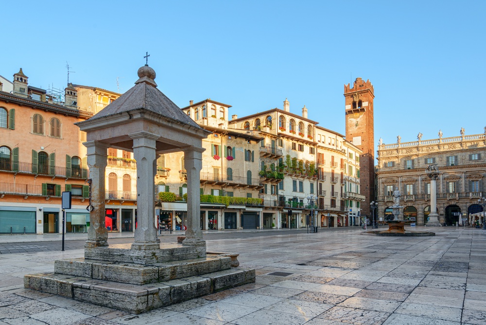 Piazza delle Erbe i Veronas Old Town med de gamle palæer omkring pladsen