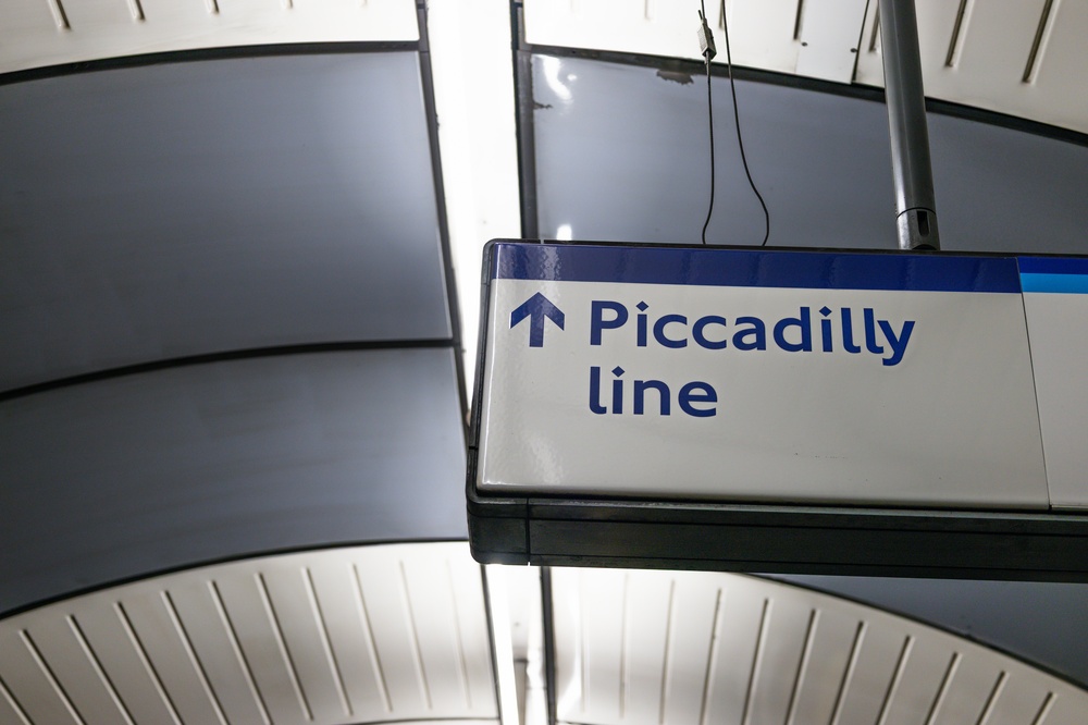 Skilt til Piccadilly line på en undergrundsstation i London