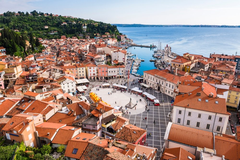 Piran og Tartini-pladsen set fra Sankt Georgs klokketårn med Adriaterhavet bagved