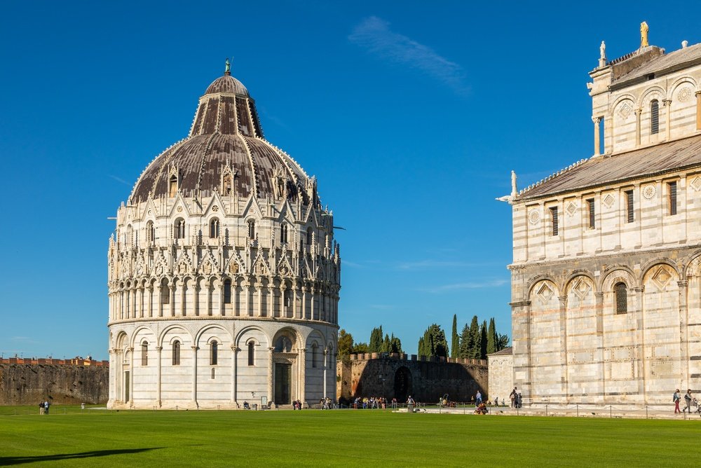 Battistero og domkirken på Piazza dei Miracoli i Pisa