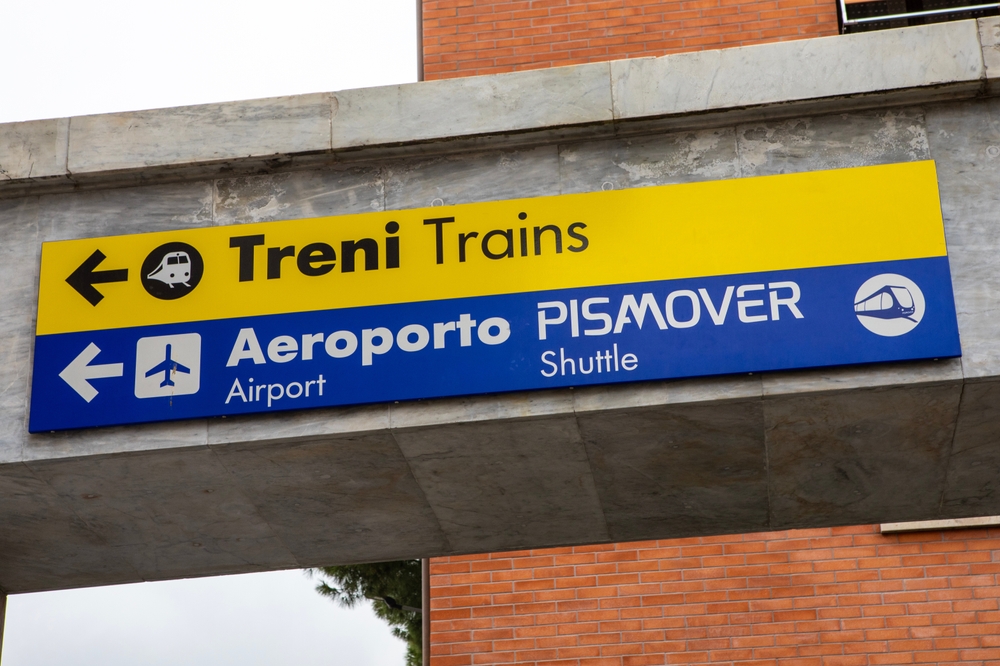 Skilte på Pisa Centrale mod togene, lufthavnen og shuttlen