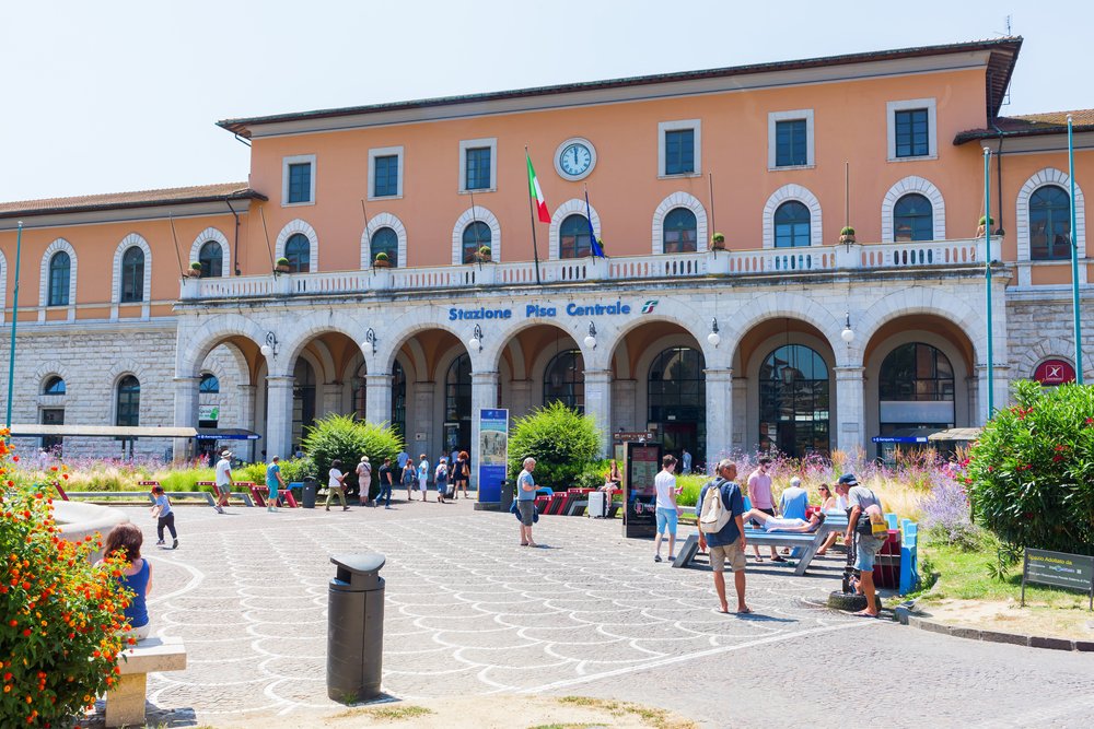 Togstationen Pisa Centrale, hvor PisaMover ankommer fra Pisa Lufthavn