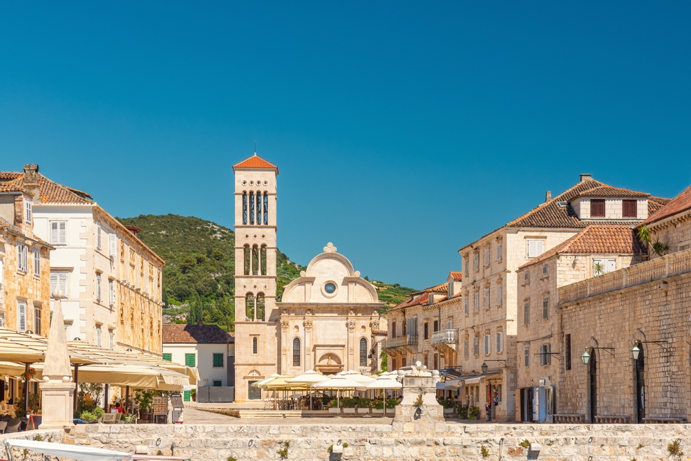 Pladsen Pjaca med Sankt Stefans katedral i Old Town i Hvar by