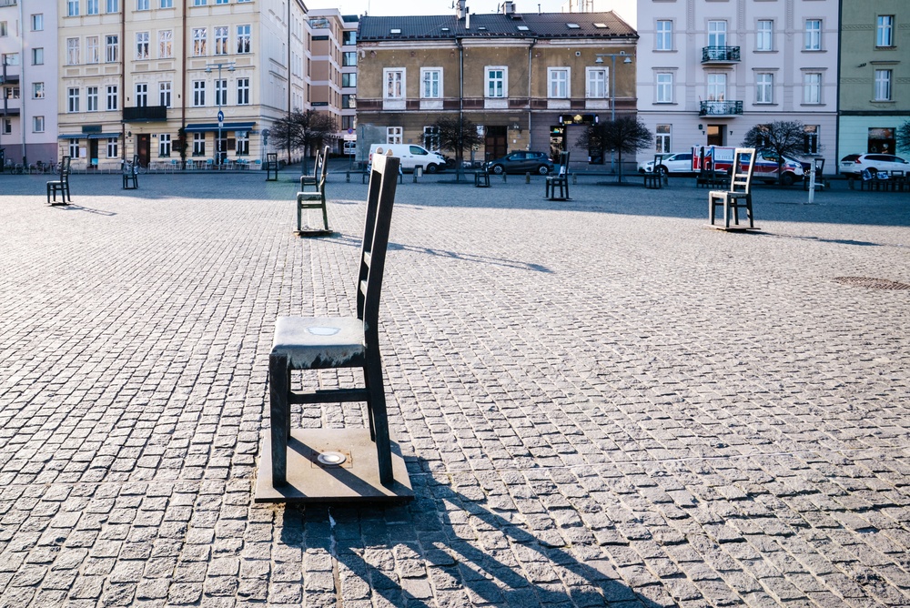 Mindesmærket med de tomme stole på Plac Bohaterów Getta i Podgórze i Krakow