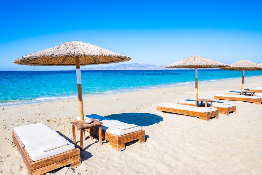 Parasoller på Plaka-stranden på Naxos