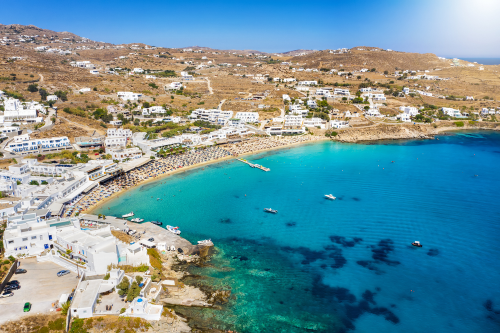 Stranden Platis Gialos på Mykonos set fra luften