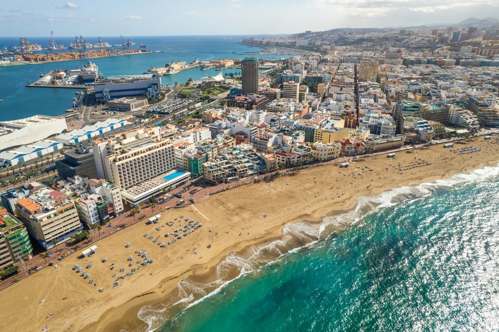 Luftfoto af stranden Playa de Las Canteras i Las Palmas de Gran Canaria