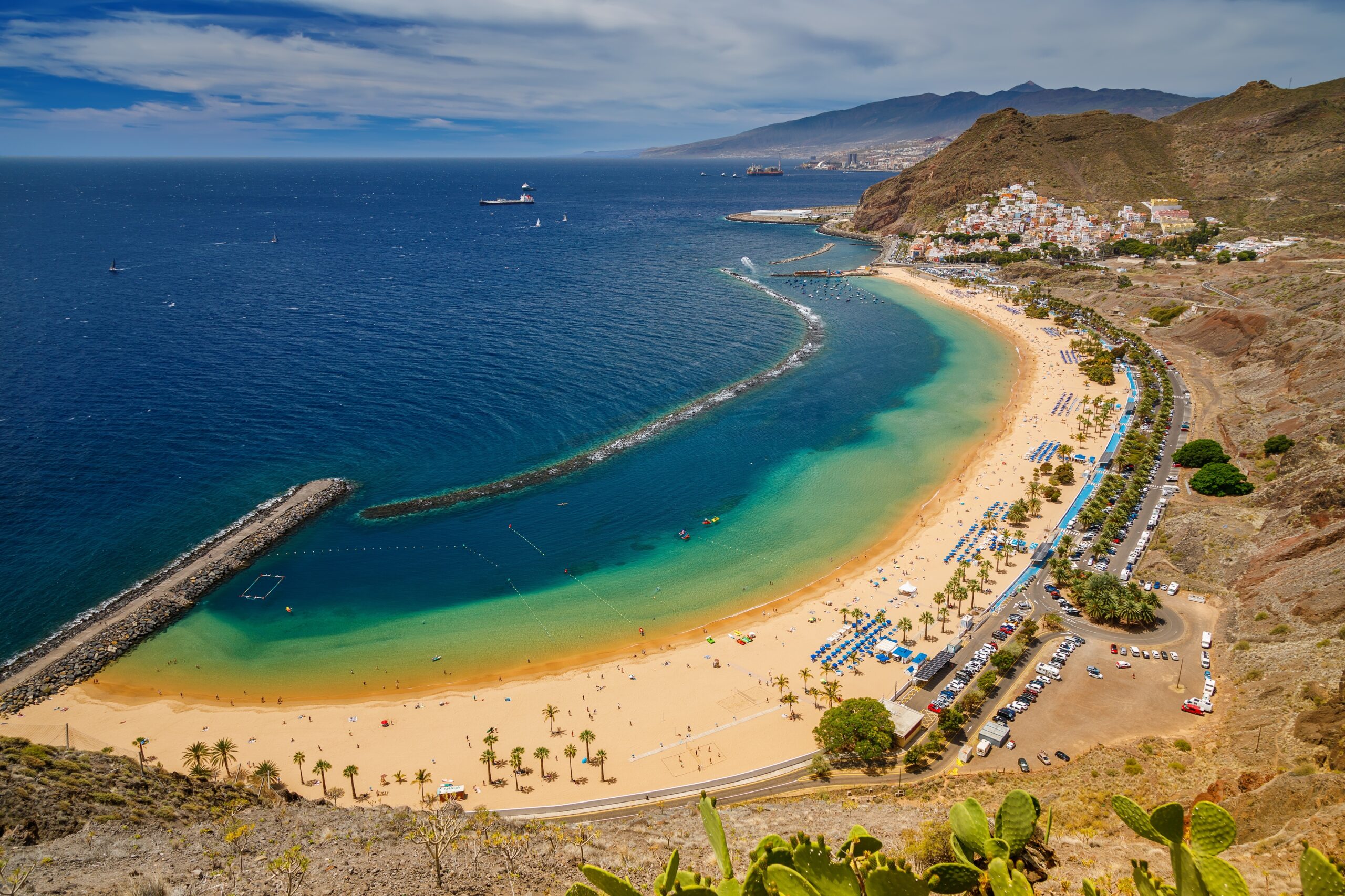 Playa de las Teresitas med bølgebryderen set fra luften