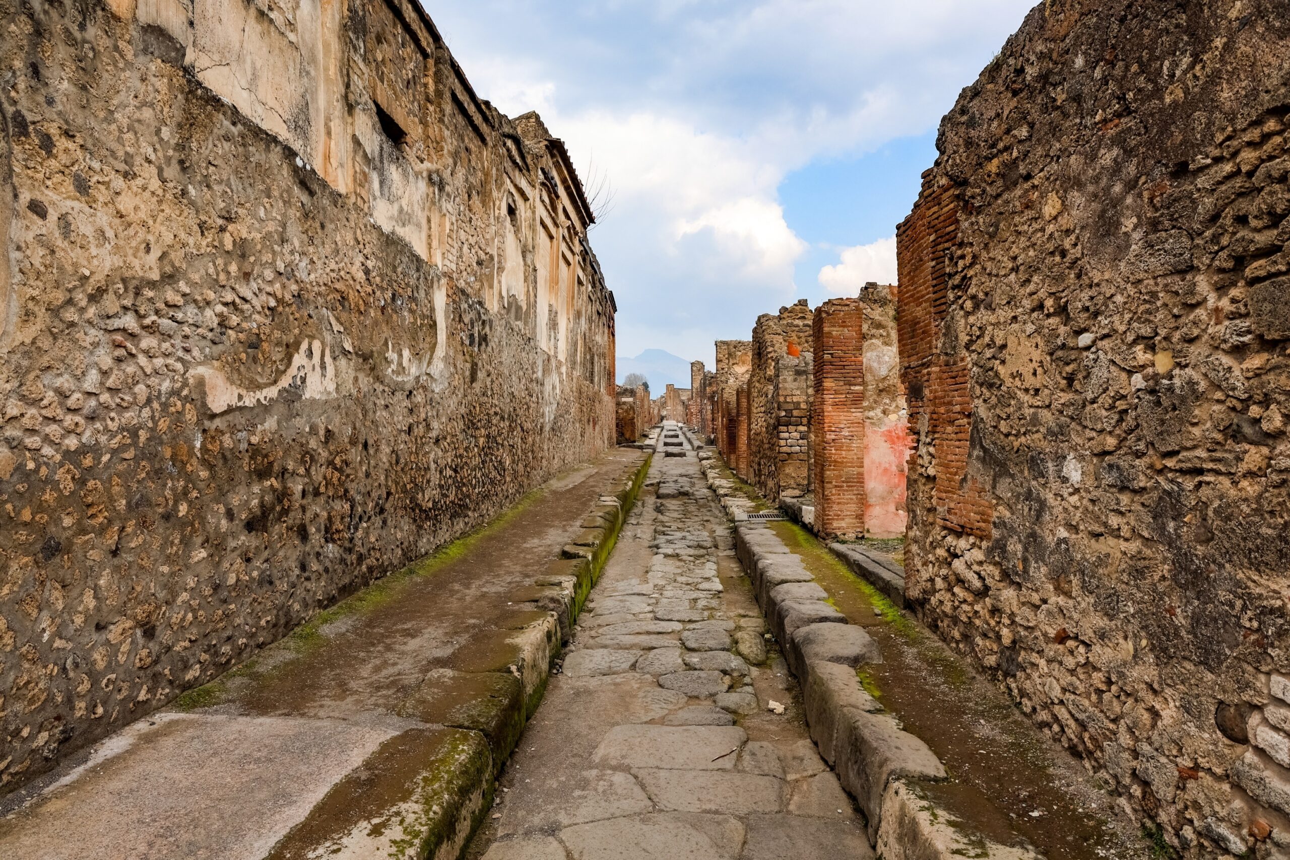 Romersk gade i Pompeji med Vesuv for enden