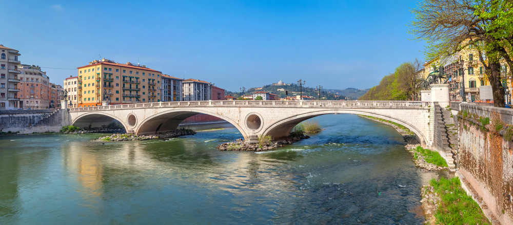 Panorama af broen Ponte della Vittoria over Adige mellem Old Town og Borgo Trento i Verona