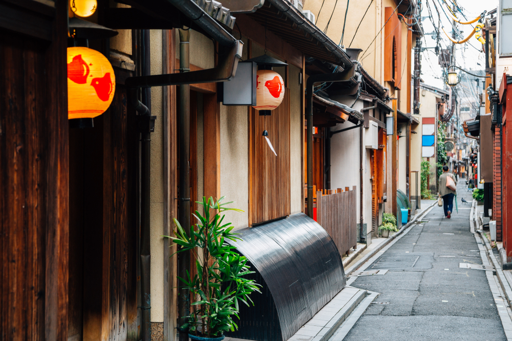 Den smalle restaurantgyde Pontocho ved Kawaramachi i Kyoto